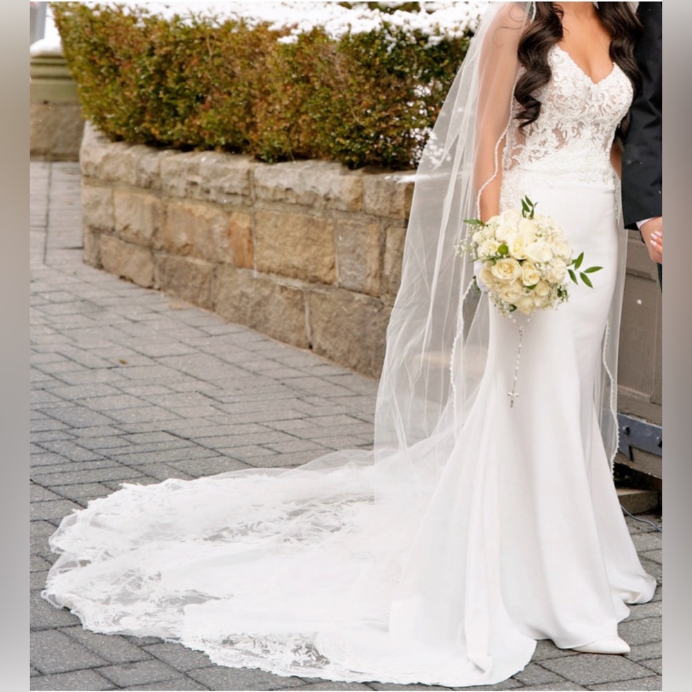Elegant White Lace Wedding Dress with Train - Picture 2 of 6